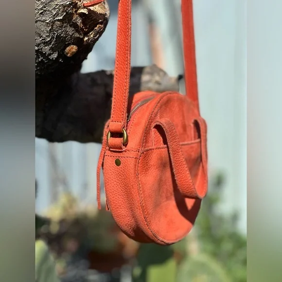 Madewell — Juno Circle Suede Crossbody Bag - Picture 2 of 6